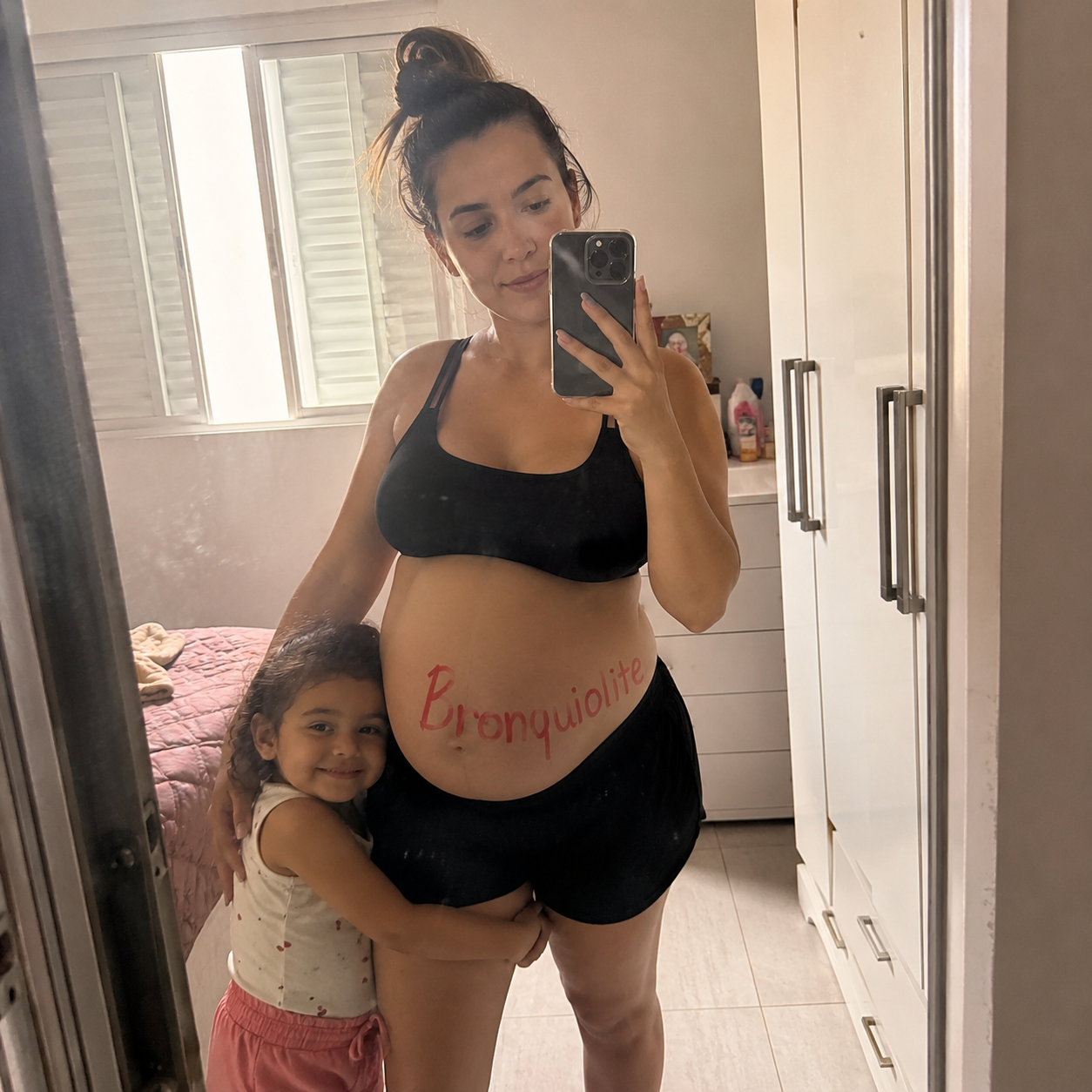 Mãe segurando o bebê com cuidado e carinho